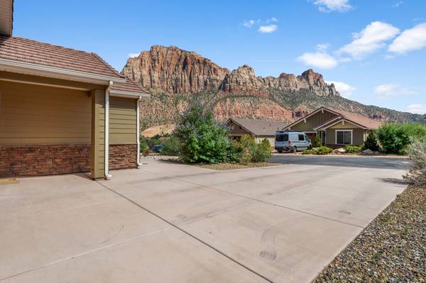$889,900 / 3br - 1919ft2 - ZION IS YOUR NEIGHBOR - GORGEOUS 2021 SPRINGDALE HOME FOR SALE (Springdale)63932724729090124