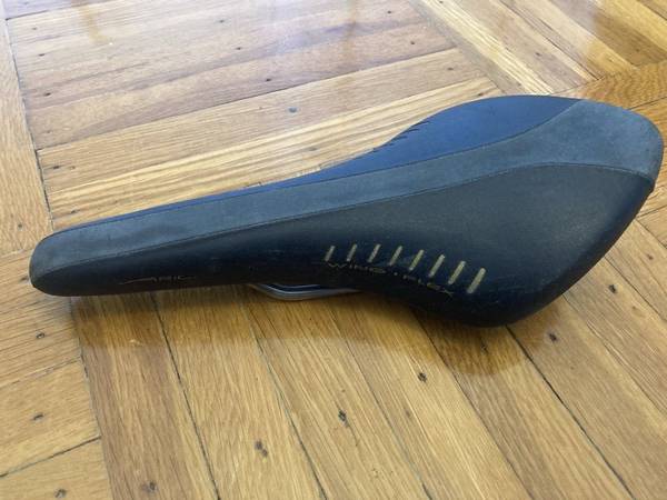 Silla de bicicleta Fizik Arione Wing Flex con rieles de titanio - $50 (Ave U, Brooklyn)63471239815171120