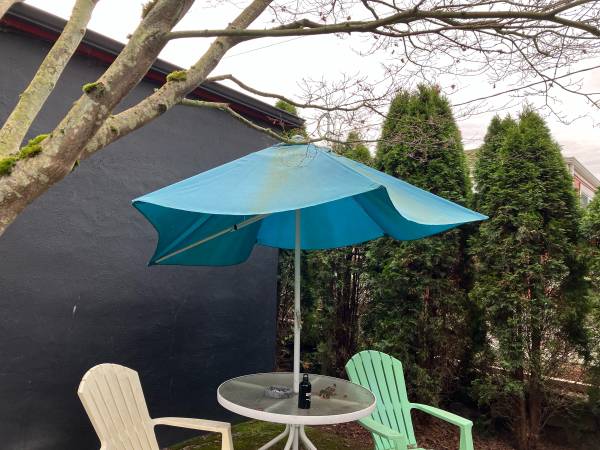 Patio umbrella/ broken but working 1