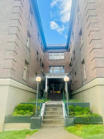 $1,075 / 450ft2 - ¡UN MES DE RENTA GRATIS! Estudio en esquina del segundo piso en el Vradenburg (Wenatchee)63690664266881121