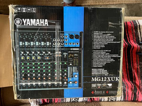 Yamaha 12 channel mixer with effects 1