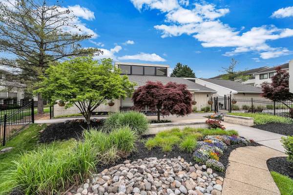 $1,817 / 2br - 810ft2 - Beautifully Landscaped Grounds, Gated Access, Balcony63694482835201124
