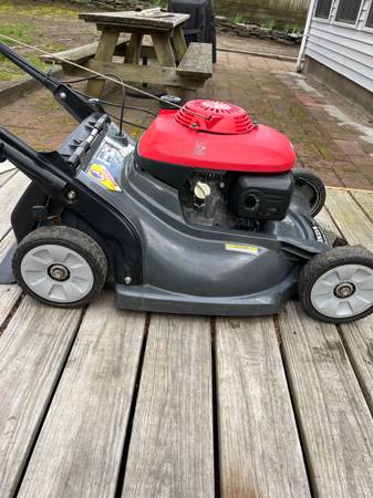 Like New Honda Mower. 1