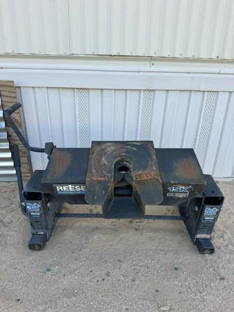 Reese 5th Wheel Slider Hitch 1