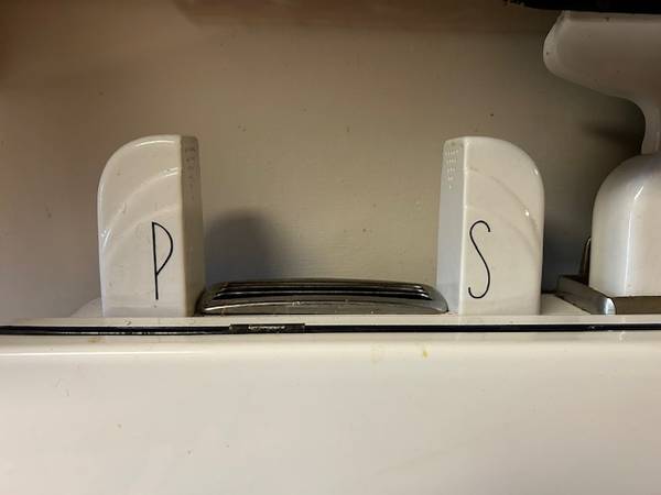 Ceramic salt and pepper shakers from the 50's 1