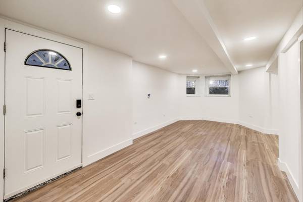 $2,450 / 2br - LOGAN SQUARE! NEWLY REMODELED 2BR+DEN/OFFICE, W/D IN UNIT, CENTRAL AIR (Logan Square - 2704 N. Sacramento, G)63781279527043123