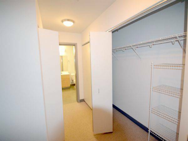 $2,995 / 2br - 1142ft2 - ¡Espacioso! Apartamento de 2 habitaciones y 2 baños, cocina moderna, lavadora/secadora dentro, pisos estilo madera (centro de San José)63668028622721123