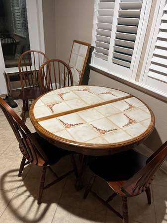 Table Kitchen/Dining room with 4 chairs 1