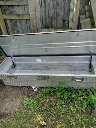 ALUMINUM DIAMOND PLATE TRUCK TOOL BOX 1
