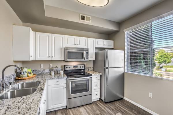 $4,226 / 2br - 1104ft2 - Moderna vivienda de 2 habitaciones y 2 baños cerca de UTC, San Diego, disponible pronto! (La Jolla/San Diego/UTC)63663785979907124