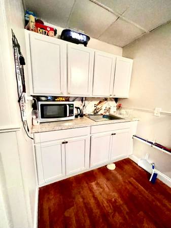 $1,800 / 2br - 1150ft2 - Spacious 2 Bedroom 1 bath Freshly Painted w/ Hardwoood fkoors (Lowell)64034777045633124