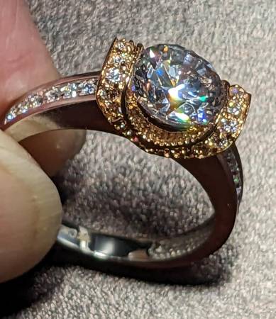 Bague de femme, Or blanc 10k, avec Pierres, Grandeur 7, Superbe 1