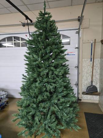 7 1/2 foot lighted Christmas tree 1