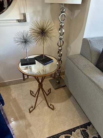 Cute Accent Table With 2 Spike Starburst Accessories 1