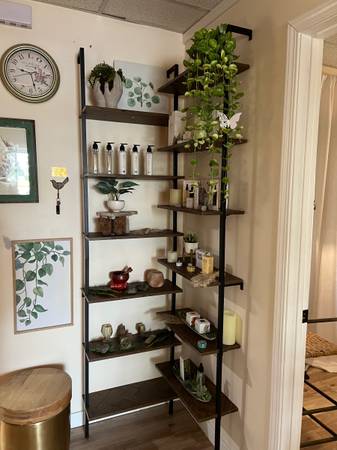 $75 / 3br - Massage/Esthetician room for rent (petaluma)63834318118529122
