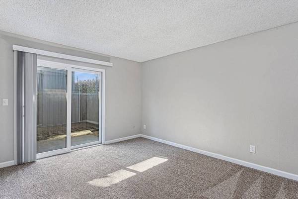 $1,765 / 2br - 816ft2 - 🍭Make Renew 4247 Your Home SWEET Home TODAY! 🍭64044028423425122