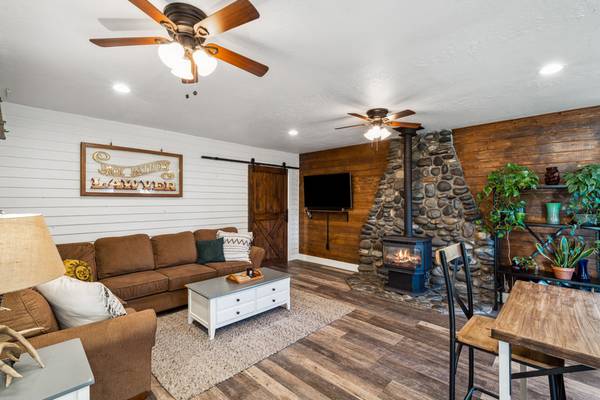$2,500 / 1br - 720ft2 - ADU de 1 habitación tranquila, vista a Rainier, cuadra/pastizal/corral redondo, carga para vehículos eléctricos (Enumclaw)63688314562307121