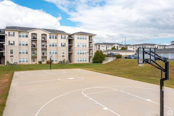 $825 / 1br - Let's Get Cozy at The Bluffs! (Junction City)63978412609411124