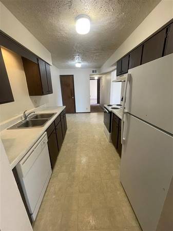 $1,100 / 2br - 900ft2 - 🏡 2BR Gem –  Pool, Pet-Friendly, Dog Park (10905 North Mill Court, Omaha, NE)64020839635586120