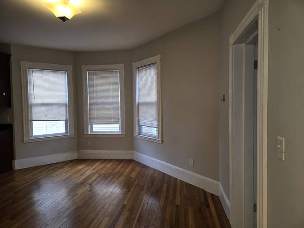 $3,300 / 3br - 9/1!Gran ubicación 3BD! ¡6 min a Davis T! ¡Estacionamiento! ¡Lavandería! Mascotas negociables! (Davis Square)63856338341379123