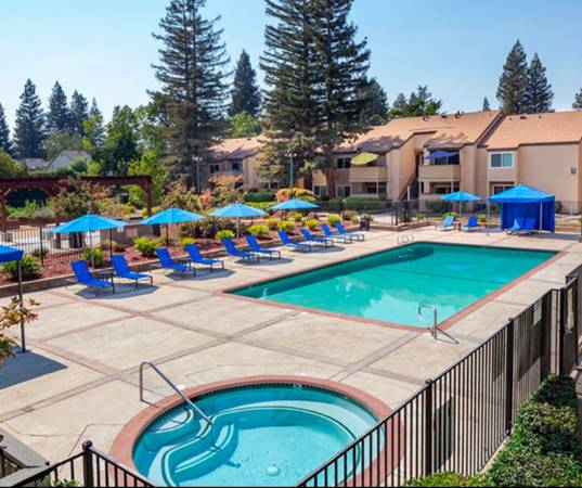 $1,050 / 2br - Roommate needed immediately (Sacramento rosemont)63900179624451122