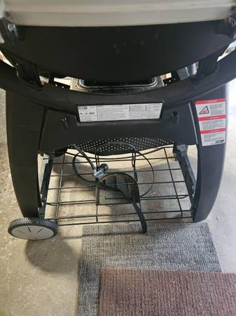 Weber Q 3200 LP GAS GRILL - $200 (Menomonee falls area)63470462526595123