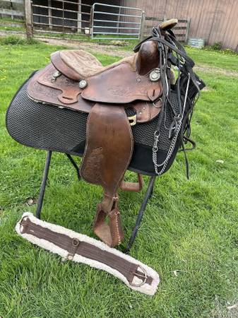 Simco 15.5 inch Western Saddle with Silver Chrome, Saddle Pad 1