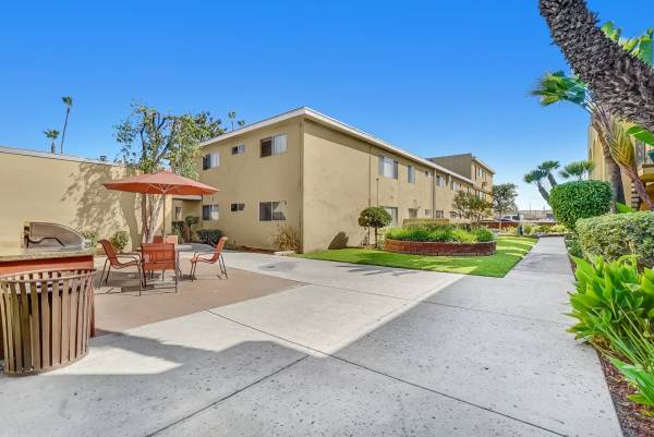 $2,030 / 1hab - 700ft2 - Jacuzzi relajante, centro comunitario, administración en el lugar (13811 Shoemaker Ave, Norwalk, CA)63701111442433124
