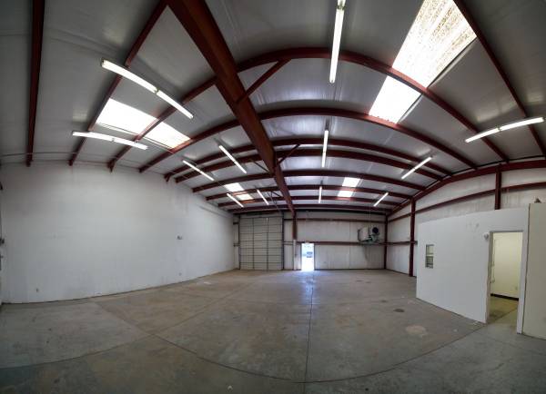$1,624 / 2150ft2 - Spacious Warehouse For Lease - Roll Up Door + Office + Bathroom - El P (El Paso)63971557788290124