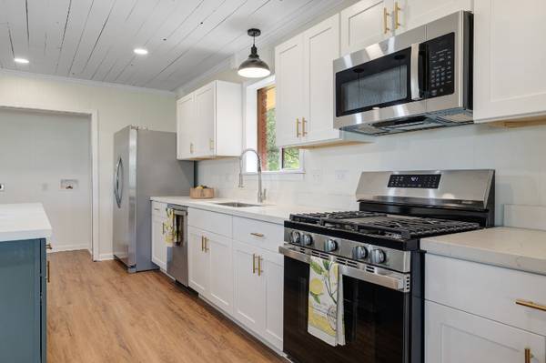 $1800.00 / 3br - 1900ft2 - Beautifully renovated & spacious 3 bd 2 bath 1900 sqft house63857515560323123
