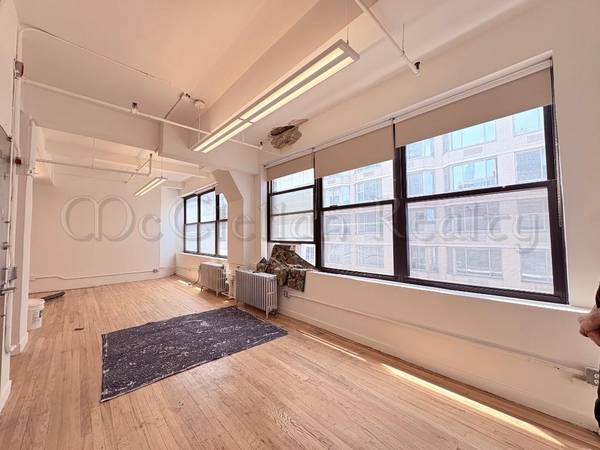 $2,400 / 900ft2 - Great View, $32/ft, Concrete Floor Office / Commercial Suite (Midtown West)63816576450051124