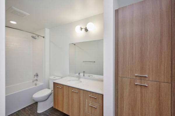 $1,619 / 1br - 638ft2 - Off Street Parking, Sky deck with gas BBQ Grill, Walk In Closets (Multnomah Village)63777385082115124