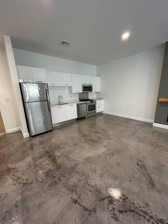 Walk to Redline. Sunny Corner Unit 🌞 Laundry, Gas Cooking & Fireplace 1