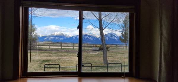 $1,150 / 1br - 1300ft2 - Spacious Lower Level with Mountain Views (Florence)63657027260035123