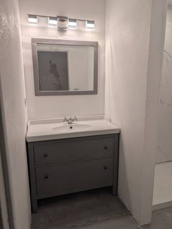 $1,100 / 200ft2 - Single room in clean quiet house (Private bath, entrance, parking) (oakland east)64000748965506124