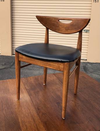 A Mid Century Modern Vanity Chair 1