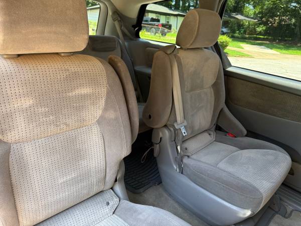 2008 Toyota Sienna LE 3 Row Auto CLEAN - $4,400 (Atlanta)63620718409731124
