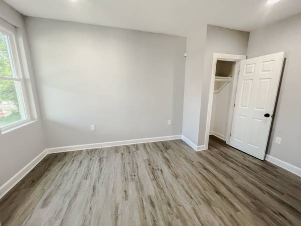 $1995.00 / 4br - Recién renovado adosado de 4 habitaciones y 2 baños | 2922 Ridgewood Ave, B63694965414529121