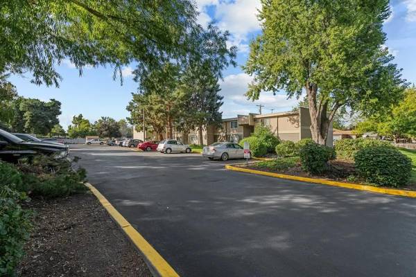 $1,175 / 1br - 480ft2 - LVP Flooring*, High Speed Internet Access, Air Conditioning63794970293249122