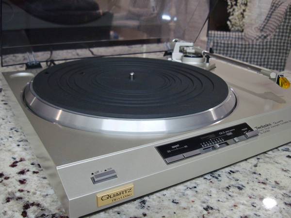 VINTAGE TECHNICS TURNTABLES 1