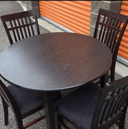 Table & 4 chairs 1