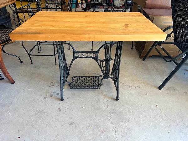 Singer Base/Solid Wood Top 1