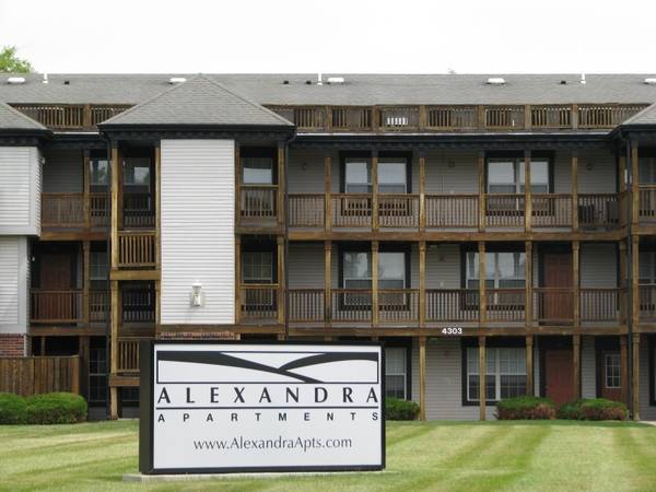 $945 / 2hab - 833ft2 - ¡Solicite ahora para obtener esta unidad! ⭐ (4419 1st Ave SW, Cedar Rapids, IA)63679458565379121