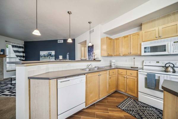 $1,815 / 2br - 1220ft2 - ¡Tu apartamento soñado de 2 habitaciones con cochera! Un mes gratis: ¡Haz una visita antes de que se agoten!63689807032961124