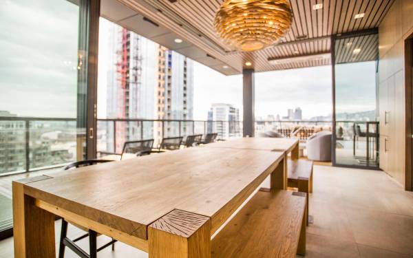 $1,915 / 1br - 861ft2 - Floor to Ceiling Windows, Resident-Reserved Garage Parking (Pearl/NW Portland/Downtown/Portland)63831537350401120
