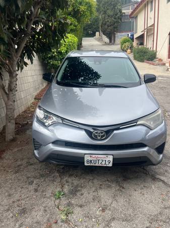 Toyota rav4 2018 clean title - $8,500 (Studio city)63615887981443120