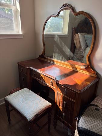 Beautiful antique vanity w original mirror 1
