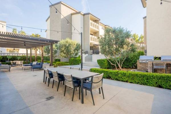 $2,954 / 2br - 1114ft2 - Ubicado en Woodland Hills, 2/hab, Lavavajillas (5807 Topanga Canyon Blvd, Woodland Hills, CA)63912984423042123