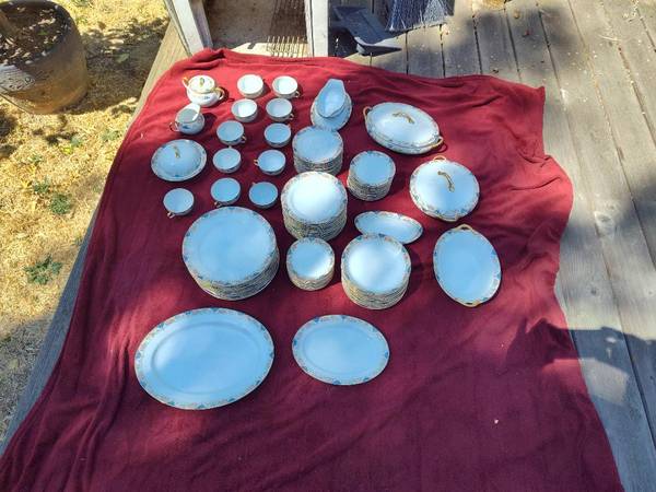 93 PCS NORITAKE CHINA  "THE MAGENTA"  VERY NICE 1