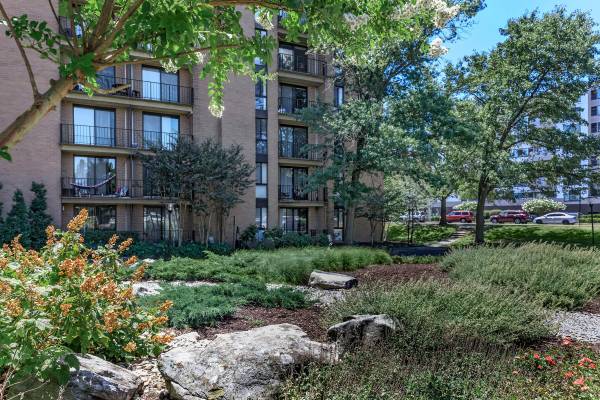 $2,197 / 2br - 1120ft2 - On-site Laundry Facility, Extended Kitchen, 2/BD (250 S Whiting St, Alexandria, VA)64040360831363123